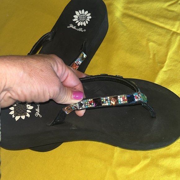 Yellow Box bejeweled comfy flip flops size 8 1/2 - Picture 3 of 9